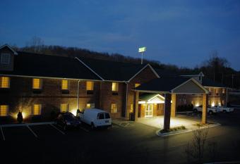 Mountain Inn & Suites Airport - Hendersonville allows 18 year olds to book a room