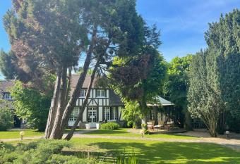 La Collini  re allows 18 year olds to book a room