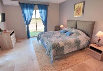 Les Chambres Entre Vigne et Garrigue - Les Collectionneurs has rooms with a private hot tub