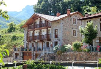 Posada Sobrevilla has Balcony rooms