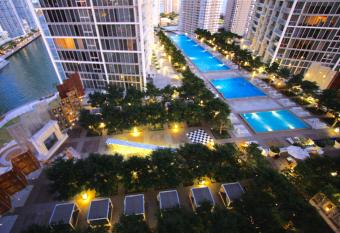 Luxury Waterfront Condo In The Urban Oasis At Icon-Brickell Free Spa has rooms with a private hot tub