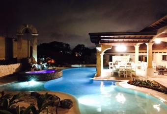 Villa El Retiro Luxury Property has Balcony rooms