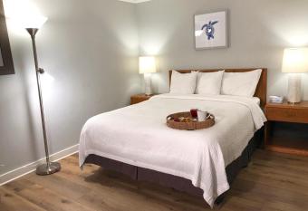 Hyannis Inn has rooms with a private hot tub