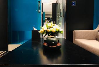 Likto Hotel-Free Shuttle Bus to Canton Fair has rooms with a private hot tub