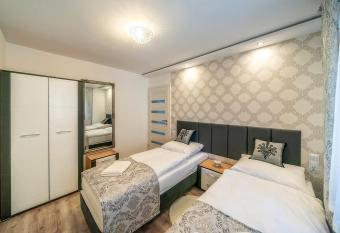 Apartament Glamour has Balcony rooms