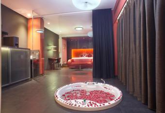 Fahrenheit Hotels & Resorts has Balcony rooms