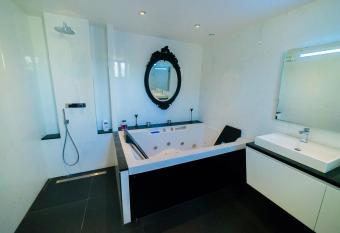 Villa Raspail has rooms with a private hot tub