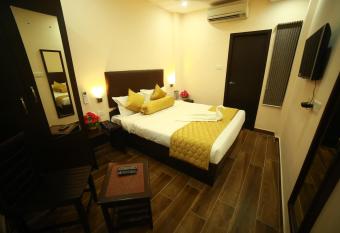 Sapphire Inn allows 18 year olds to book a room