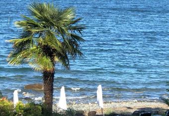 Qualicum Breeze Beach Resort has rooms with a private hot tub