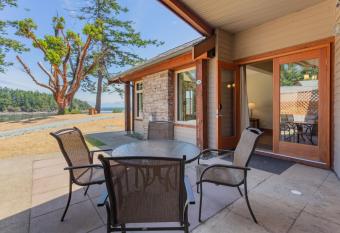 Mayne Island Resort has rooms with a private hot tub