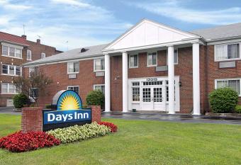 Days Inn by Wyndham Cleveland Lakewood has Smoking rooms