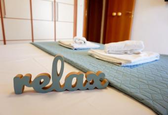 Piraeus Bright Apt allows 18 year olds to book a room