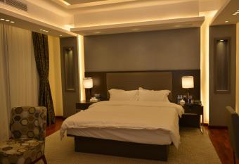 Nersyan Taiba Hotel Apartments has rooms with a private hot tub