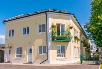 Waterfront Self Catering Houses allows 18 year olds to book a room