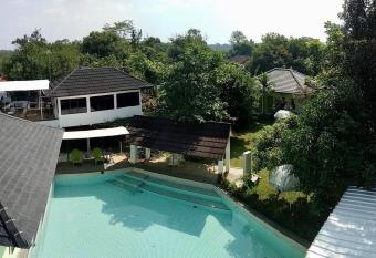 Camp David Villa & Resort has Balcony rooms