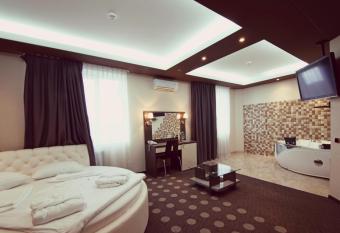 Ambassador Plaza has rooms with a private hot tub