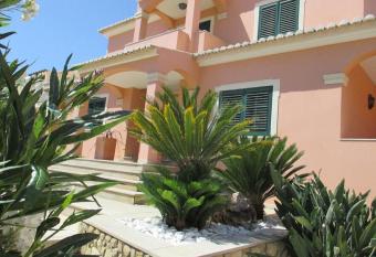 Happy Silva Guesthouse allows 18 year olds to book a room