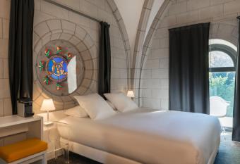 SOZO Hotel allows 18 year olds to book a room