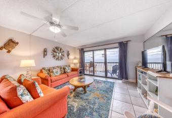 Gulf Getaway has Balcony rooms