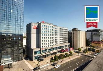 Austria Trend Hotel Ljubljana has rooms with a private hot tub