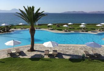 Neptune Hotel-Resort, Convention Centre & Spa has Smoking/Balcony rooms