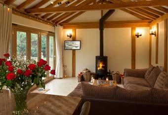 Owl s Hoot has rooms with a private hot tub