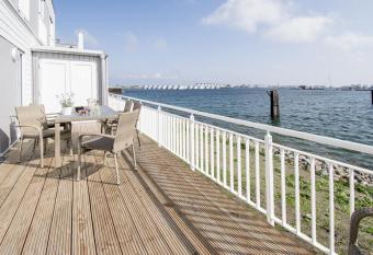 Meeresmelodie allows 18 year olds to book a room