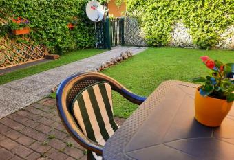 La casa di Davide con giardino e garage allows 18 year olds to book a room