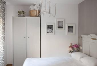 El jard   de l avet allows 18 year olds to book a room