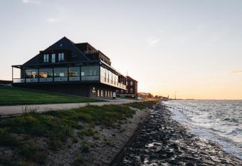 Fliegerdeich Hotel & Restaurant allows 18 year olds to book a room