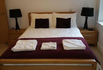 Luxury Holiday Rental - Oxford Apartment Cental - Jericho Riverfront has Balcony rooms