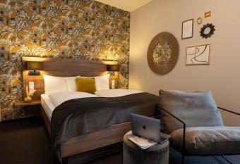 V Boutique Hotel B  blingen allows 18 year olds to book a room