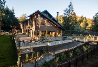 Hoster  a Las Cumbres allows 18 year olds to book a room