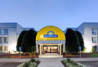 Days Inn by Wyndham Newport News City Center Oyster Point has Smoking rooms