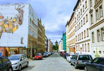 Room in City Center Halle with shared bathroom & kitchen - Free WiFi, Netflix, iPad & Ground floor allows 18 year olds to book a room