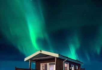 Blue View Cabin 5B With private hot tub allows 18 year olds to book a room