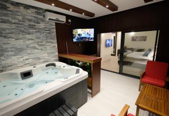 Tantur Hills Hotel has rooms with a private hot tub