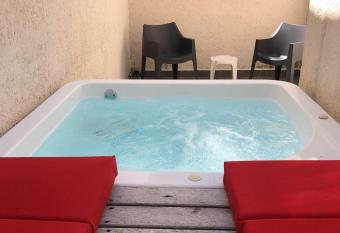 Villas La Ceiba has rooms with a private hot tub