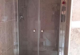 Hotel Due Colonne has rooms with a private hot tub