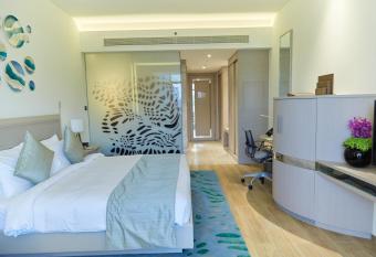 Royal M Hotel Abu Dhabi by Gewan has rooms with a private hot tub