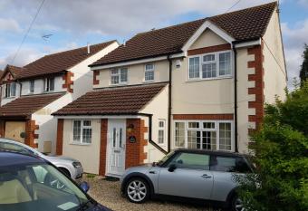 Spacious Swindon 5 bedroom house - sleeps up to 10 allows 18 year olds to book a room