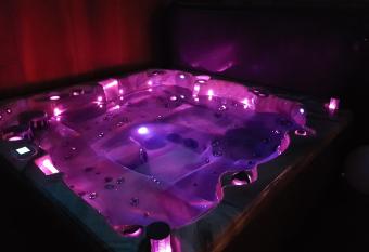 Whirlpool Suite Venezia has rooms with a private hot tub