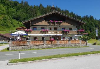 Gasthaus Mamooserhof allows 18 year olds to book a room