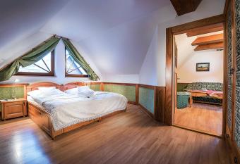 Oravsk   H  j Garden Hotel & Resort has rooms with a private hot tub