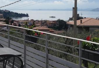 Appartamento terrazza vista Lago allows 18 year olds to book a room