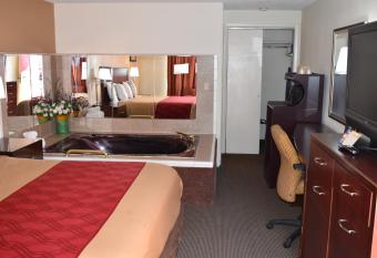 Red Roof Inn Stroudsburg has rooms with a private hot tub