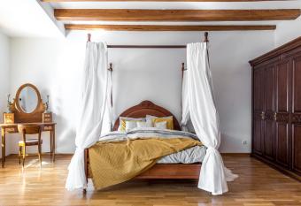 Angel House Vilnius, 32 allows 18 year olds to book a room