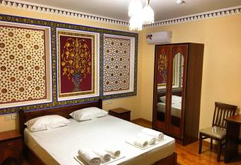 Old House Hotel has rooms with a private hot tub