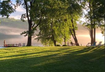 The Elms Waterfront Cottages has Balcony rooms