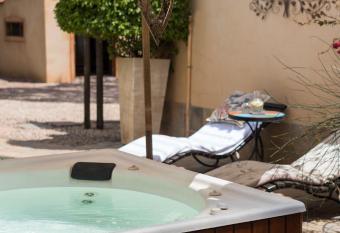 Casa Mia Health Spa and Guesthouse has rooms with a private hot tub
